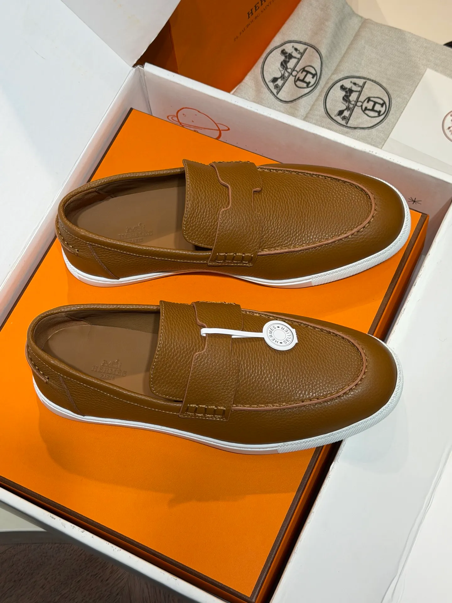 【HERMES】Top P:800💰-Size: 39-44 (38.45. Customized) H Home Freesstyle Men's Loafers Calfskin and Epsom Heritage calfskin high-top sports shoes, the soles are decorated with saddle stud buckle patterns, creating a modern urban style. Imported cowhide + cowhide lining + customized TPU outsole.